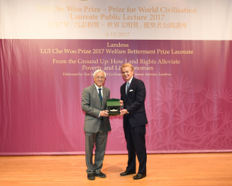 Professor Paul Tam, Provost and Deputy Vice-Chancellor, HKU presenting souvenirs to Mr. Tim Hanstad, Co-Founder and Senior Advisor, Landesa